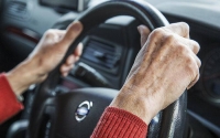 Δίπλωμα οδήγησης και ηλικιωμένοι - Οι γιατροί θα αποφασίζουν αν οι 74χρονοι θα οδηγούν