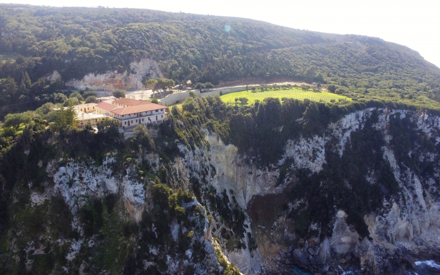 Πετάμε πάνω από τη Μονή των Κηπουραίων (video)