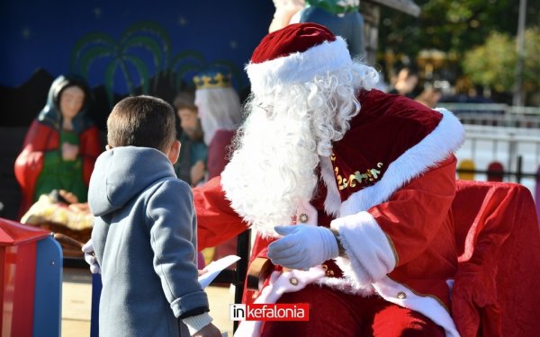 Τα παιδιά υποδέχθηκαν τον Άη Βασίλη στην καρδιά της πόλης