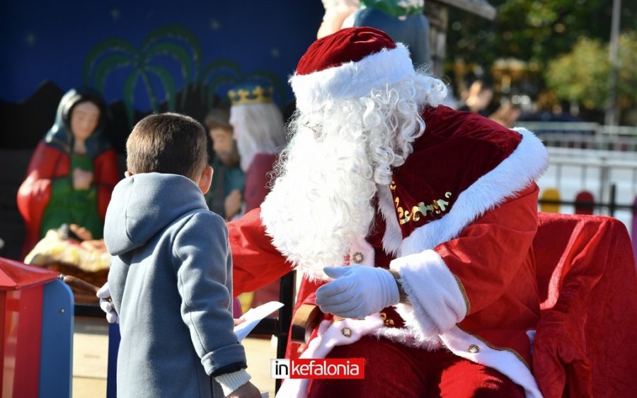 Τα παιδιά υποδέχθηκαν τον Άη Βασίλη στην καρδιά της πόλης