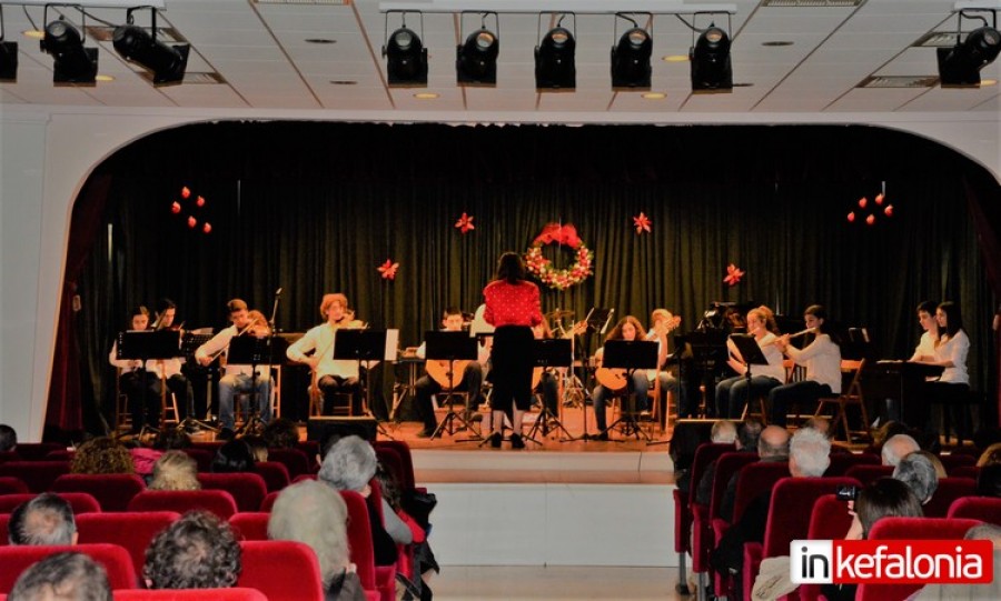 Συναυλία στο... πνέυμα των Χριστουγέννων από την Φιλαρμονική Σχολή Κεφαλονιάς (εικόνες + video)