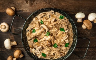 Μοσχαράκι στρογγανόφ με μανιτάρια και κρέμα