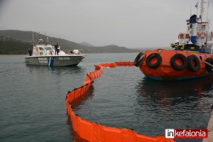 Με επιτυχία η ασκηση καταπολέμησης πετρελαιοκηλίδας στο λιμάνι του Αργοστολίου (εικόνες)