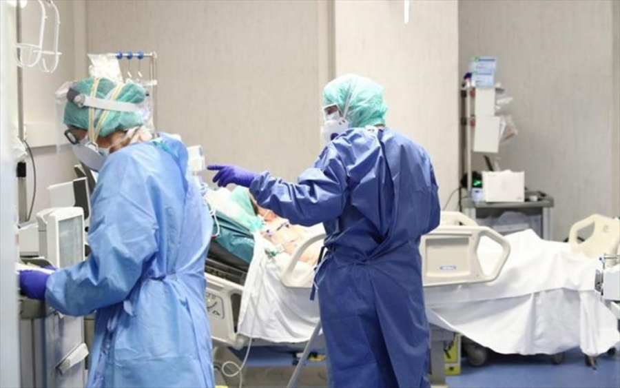 Κορωνοϊός: Στις ΜΕΘ νοσηλεύονται πλέον νεότερης ηλικίας ασθενείς