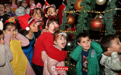 ΔΙΛΙΝΑΤΑ: Φως, χαμόγελα και φαναράκια στο άναμμα του δέντρου