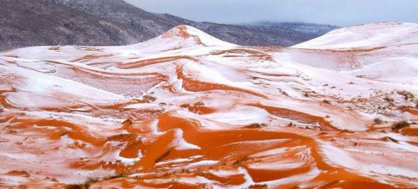 Μαγικές εικόνες: Χιόνισε στην έρημο Σαχάρα- Για δεύτερη φορά στα χρονικά [εικόνες]
