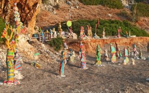Κεφαλονιά: Τόπος έλξης επισκεπτών η “τέχνη της παραλίας” του Πόρου! (εικόνες)