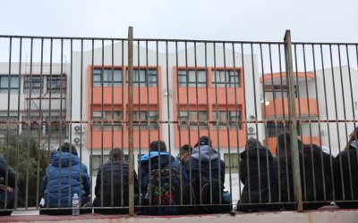 Financial Times: Η Ελλάδα αναστέλλει τη λειτουργία του 5% των σχολείων της – Μεγάλη μείωση των μαθητών