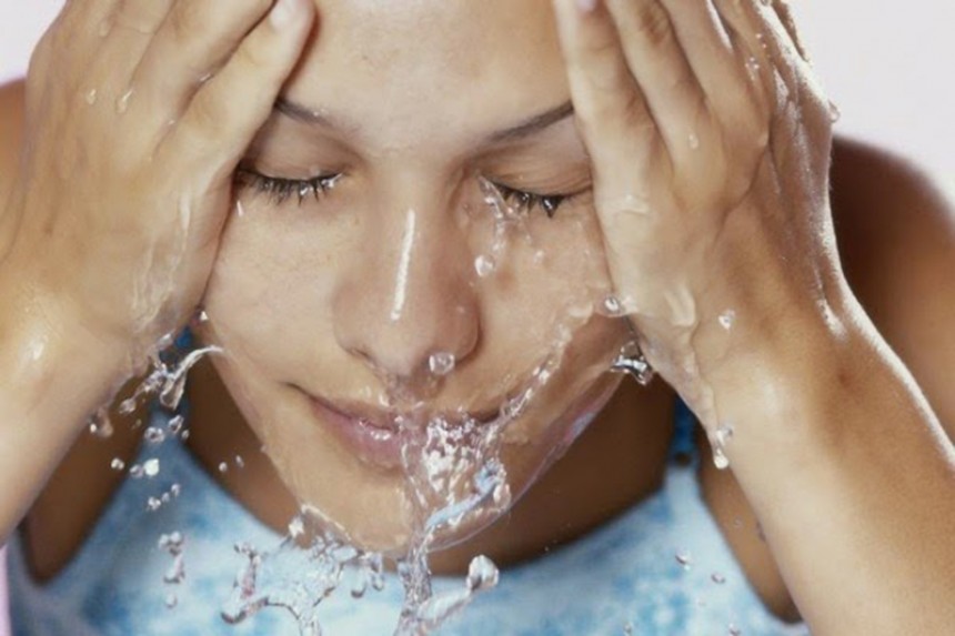 Πώς η θερμοκρασία του νερού επηρεάζει το δέρμα σου
