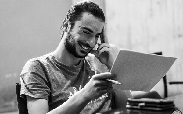 Νικορέστης Χανιωτάκης: To "Σεσουάρ για δολοφόνους" έρχεται Κεφαλονιά και ο σκηνοθέτης του μας μιλάει για την διαδραστικότητα της παράστασης ‘’Το κοινό αποφασίζει το φινάλε!’’