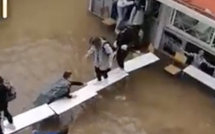 Kακοκαιρία «Μπάλλος»: Μαθητές βγαίνουν πάνω σε θρανία στη Νέα Φιλαδέλφεια - Πλημμύρισαν οι δρόμοι στην Αττική (εικονες/video)