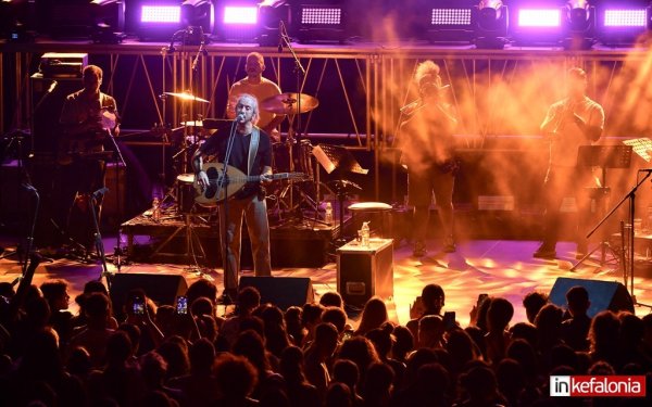 Γιάννης Χαρούλης: 4.000 θεατές σε ένα ξέφρενο γλέντι που αγκάλιασε η Κεφαλονιά
