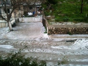 Ισχυρή χαλαζόπτωση πριν από λίγο (εικόνες)
