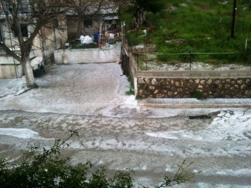 Ισχυρή χαλαζόπτωση πριν από λίγο (εικόνες)