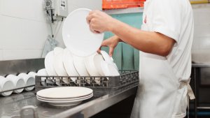 Ζητείται λαντζιέρα από εστιατόριο στην Λάσση