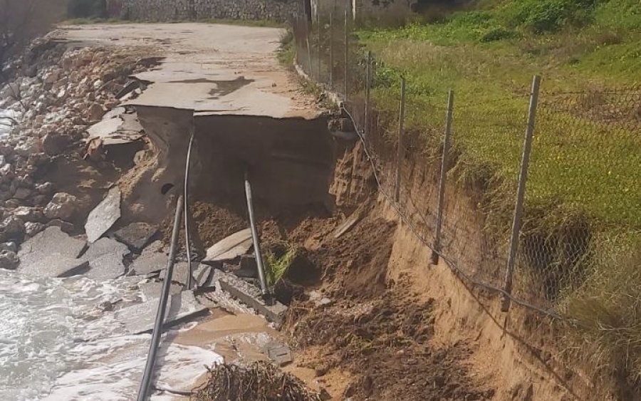 Σε εξέλιξη οι εργασίες αποκατάστασης της ζημιάς στον παραλιακό δρόμο Σκάλας
