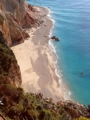 "ΜΑΖΕΣ" : Μια όμορφη και άγνωστη παραλία