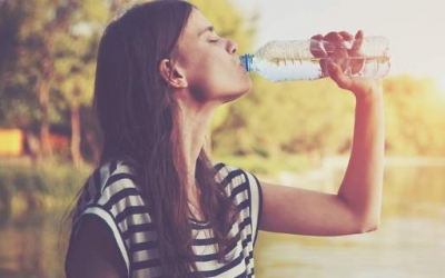 Με αυτό το πανεύκολο τρικ θα καταλάβεις αν πρέπει να πίνεις περισσότερο νερό
