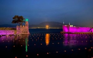 Άναψαν τα φαναράκια και ο φλεγόμενος σταυρός στο λιμάνι της Ναυπάκτου