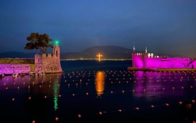 Άναψαν τα φαναράκια και ο φλεγόμενος σταυρός στο λιμάνι της Ναυπάκτου