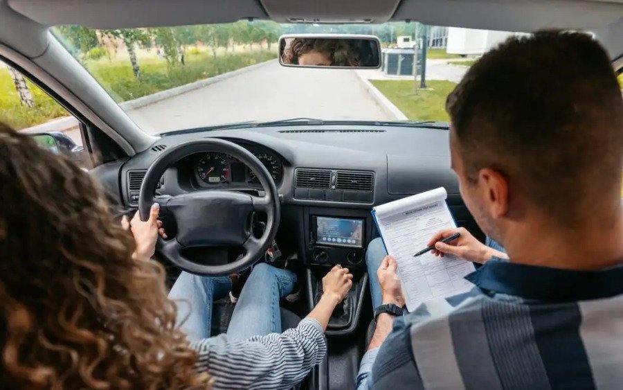 Τέλος το «λάδωμα» στα διπλώματα: Αυτόματα θα εκδίδεται η άδεια οδήγησης – Κάμερες στις εξετάσεις