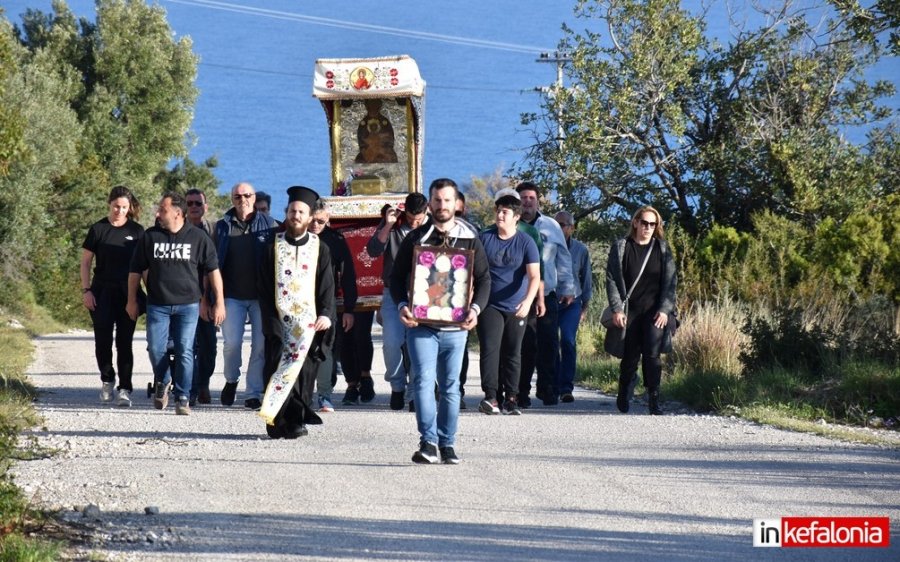 Έφτασε στα Βλαχάτα η ιερά εικόνα της Παναγίας των Σισσίων - Πλήθος πιστών την συνόδευσε! (εικόνες/video)