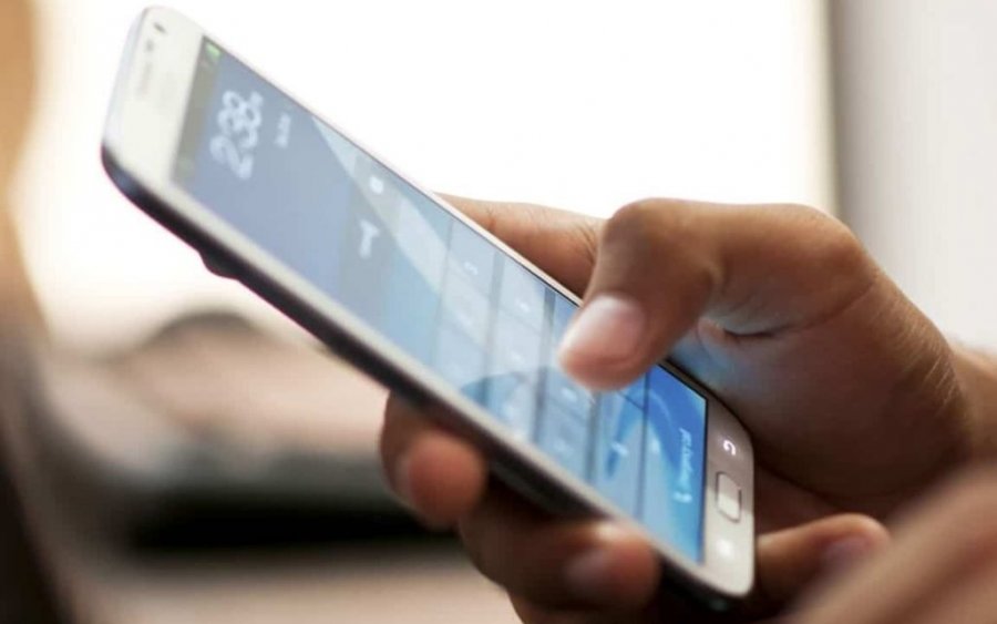 Έρευνα: 4,6 δισ. ώρες «παρέα» με το κινητό το 2020