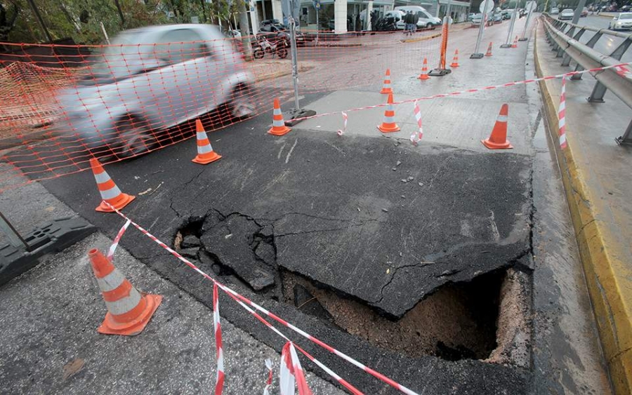 Δύο νεκροί από την κακοκαιρία στο Αντίρριο - Μεγάλα προβλήματα στην κυκλοφορία, κλειστή η Αθηνών-Κορίνθου