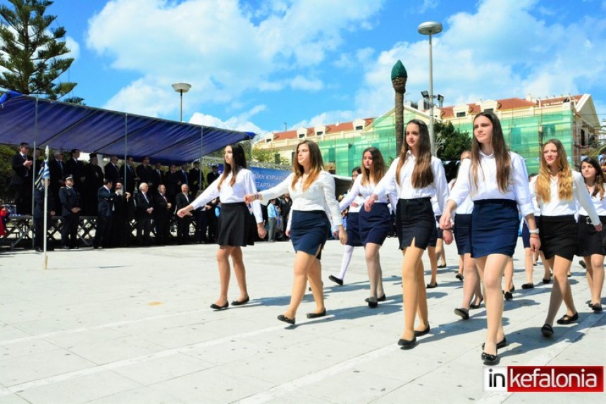 Η παρέλαση της 25ης Μαρτίου στο Αργοστόλι και η ... μάχη της εξέδρας των επισήμων! (εικόνες + video)