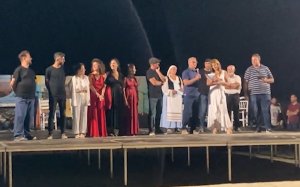 Καμιναράτα : Συγκίνηση από την εμφάνιση ελληνόφωνου ιταλικού συγκροτήματος "Τα ελληνικά να ζήσουν μέσα από την Τέχνη"