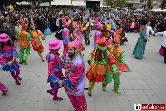 Ληξούρι: Χόρεψαν τις καντρίλιες στην πλατεία μετά τη καρναβαλική παρέλαση (εικόνες + video)