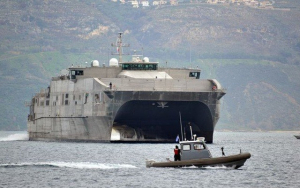 Στην Σούδα το εντυπωσιακό high speed καταμαράν του ναυτικού των ΗΠΑ (φωτο)