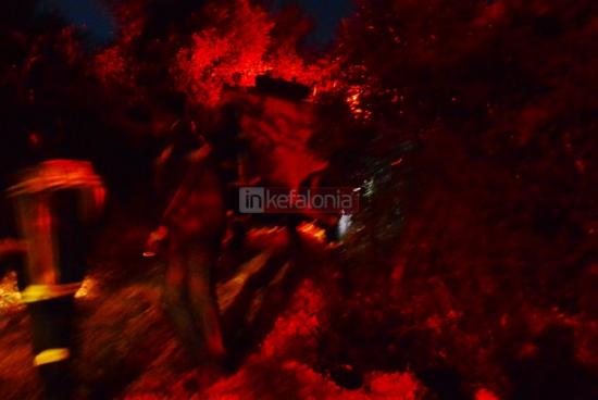 Απρόοπτο κατά την κατάσβεση στα Λουρδάτα – Εγκλωβίστηκε σε χωματόδρομο όχημα της Πυροσβεστικής