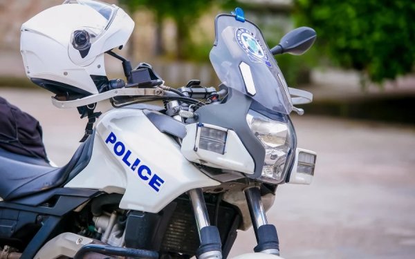 «Χειροπέδες» στον... δημιουργό «γνωστού» συνθήματος για τον Μητσοτάκη