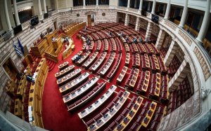 Κατατέθηκε στη Βουλή το μίνι ασφαλιστικό: Τι αλλάζει σε συντάξεις και εισφορές, πότε πληρώνονται επιταγή ακρίβειας και επίδομα παιδιού