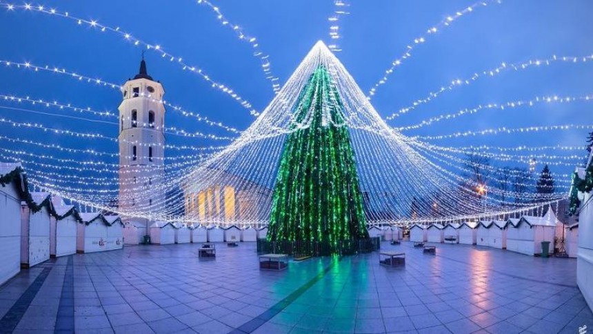 Βγαλμένο από παραμύθι: Ενα Χριστουγεννιάτικο δέντρο με 50.000 λαμπάκια!