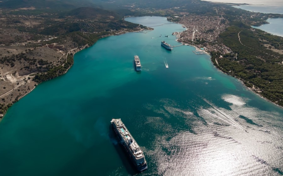 Τα τρία κρουαζιερόπλοια στο Λιμάνι του Αργοστολίου... από ψηλά (εικόνα)