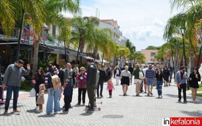 ''Γιορτή'' στους δρόμους του Αργοστολίου - ''Πλημμύρισαν'' με κόσμο για το Πάσχα!