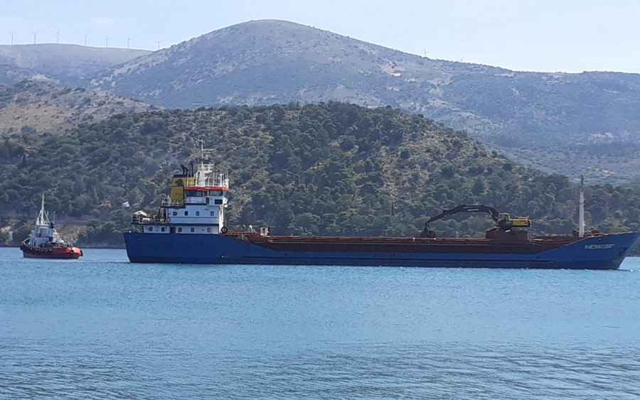 Η περιπέτεια του πλοίου "Νέμεσις" στο λιμάνι Αργοστολίου (εικόνες)