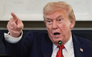 Ο Ντόναλντ Τραμπ απειλεί με περιορισμούς στις εξαγωγές τεχνολογίας και νέο δασμό 100% στις κινεζικές εισαγωγές