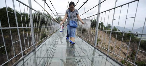 Ιλιγγος: Διασχίζοντας τη γέφυρα με το γυάλινο δάπεδο -Κρέμεται 100 μέτρα πάνω από το γκρεμό [εικόνες]
