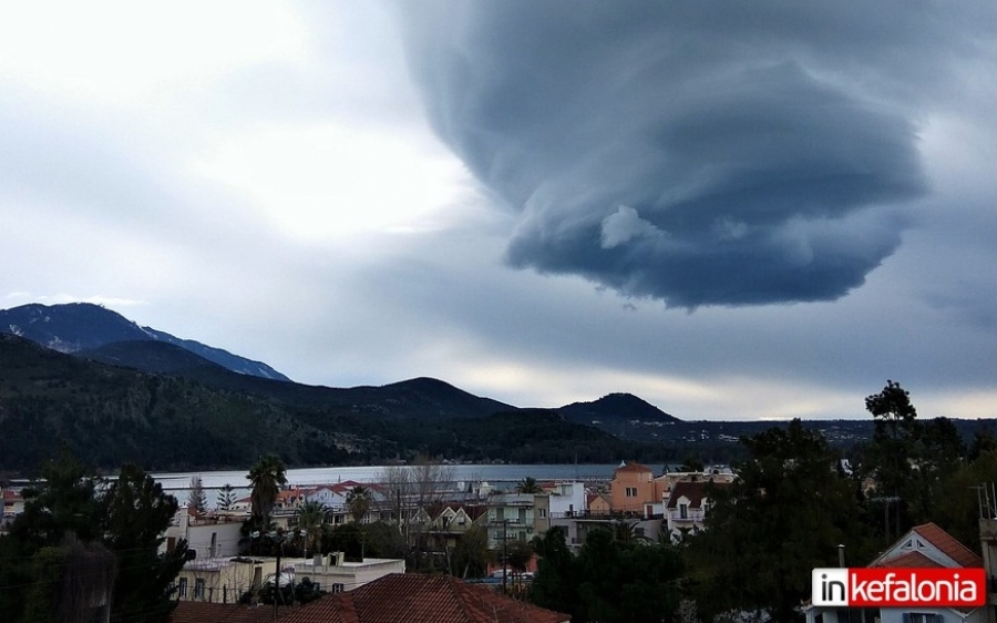 Όταν τα σύννεφα έχουν... κέφια! Εντυπωσιακός σχηματισμός πάνω από το Αργοστόλι