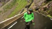Η πιο τρελή ποδηλατάδα -Πετάλι ανάποδα, σε απόκρημνο βρεγμένο δρόμο στο βουνό (VIDEO)