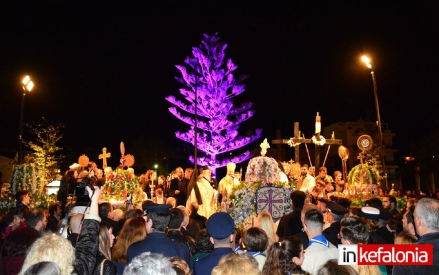 Με λαμπρότητα η κοινή περιφορά και συγκέντρωση των επιταφίων στο Αργοστόλι (εικόνες + video)