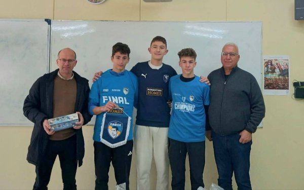 Παράδοση αναμνηστικών στο 3ο Γυμνάσιο Αργοστολίου για την αίθουσα «Ευαγόρας Παλληκαρίδης»