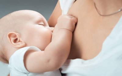Θηλασμός: Μοναδικό σύνολο αντισωμάτων μεταφέρονται στο μωρό από το μητρικό γάλα