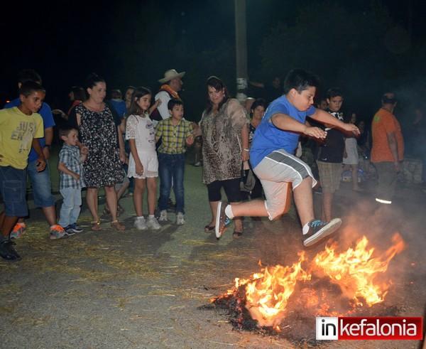 Με πολύ κέφι και χορό γιόρτασαν τον Αϊ Γιάννη Λαμπαδάρη στα Τζαννάτα (εικόνες)