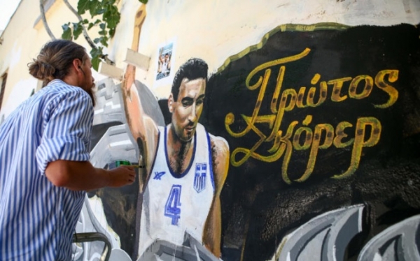 Αίσχος! Βανδάλισαν ξανά το γκράφιτι του Γκάλη με χυδαία μηνύματα! (εικόνα)