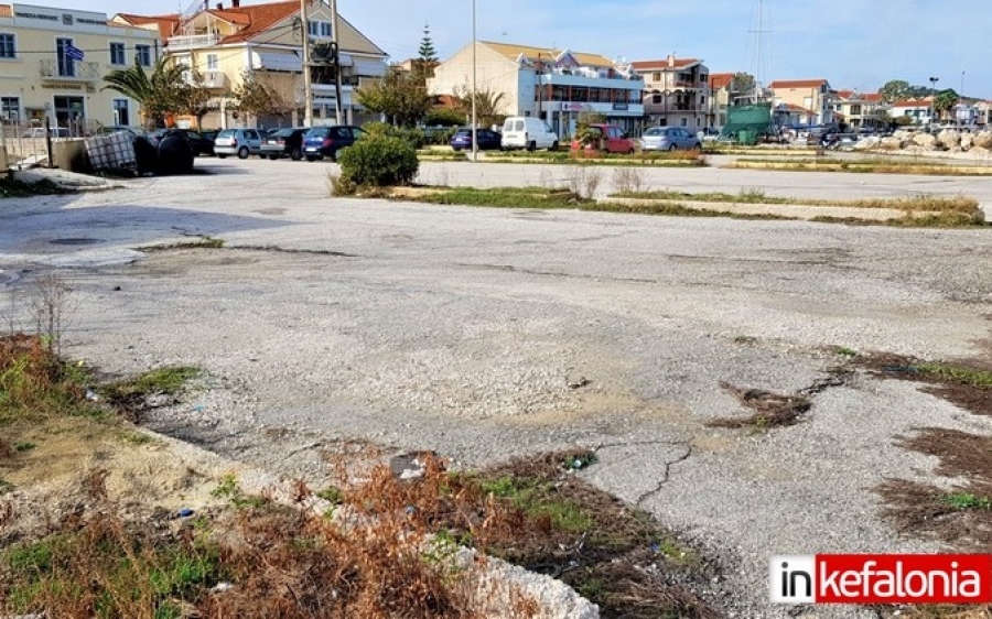 Πάρκινγκ στο λιμάνι Ληξουρίου: Ορατά τα σημάδια του σεισμού και των... απορριμάτων! (εικόνες + video)