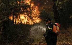 Εποχικοί Πυροσβέστες: Η εργασιακή ομηρία που κατακλύζει τον κλάδο